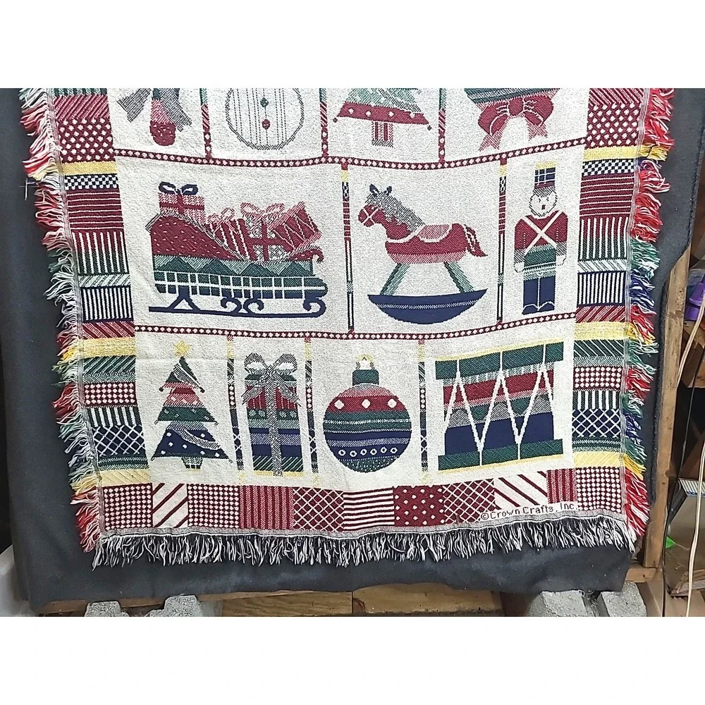 Crown Crafts Vintage Christmas Throw Wall Hanging Sofa Throw Cream 60x42‎